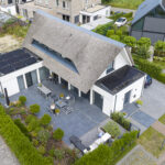 Eigentijdse woning met rieten dak en zonnepanelen