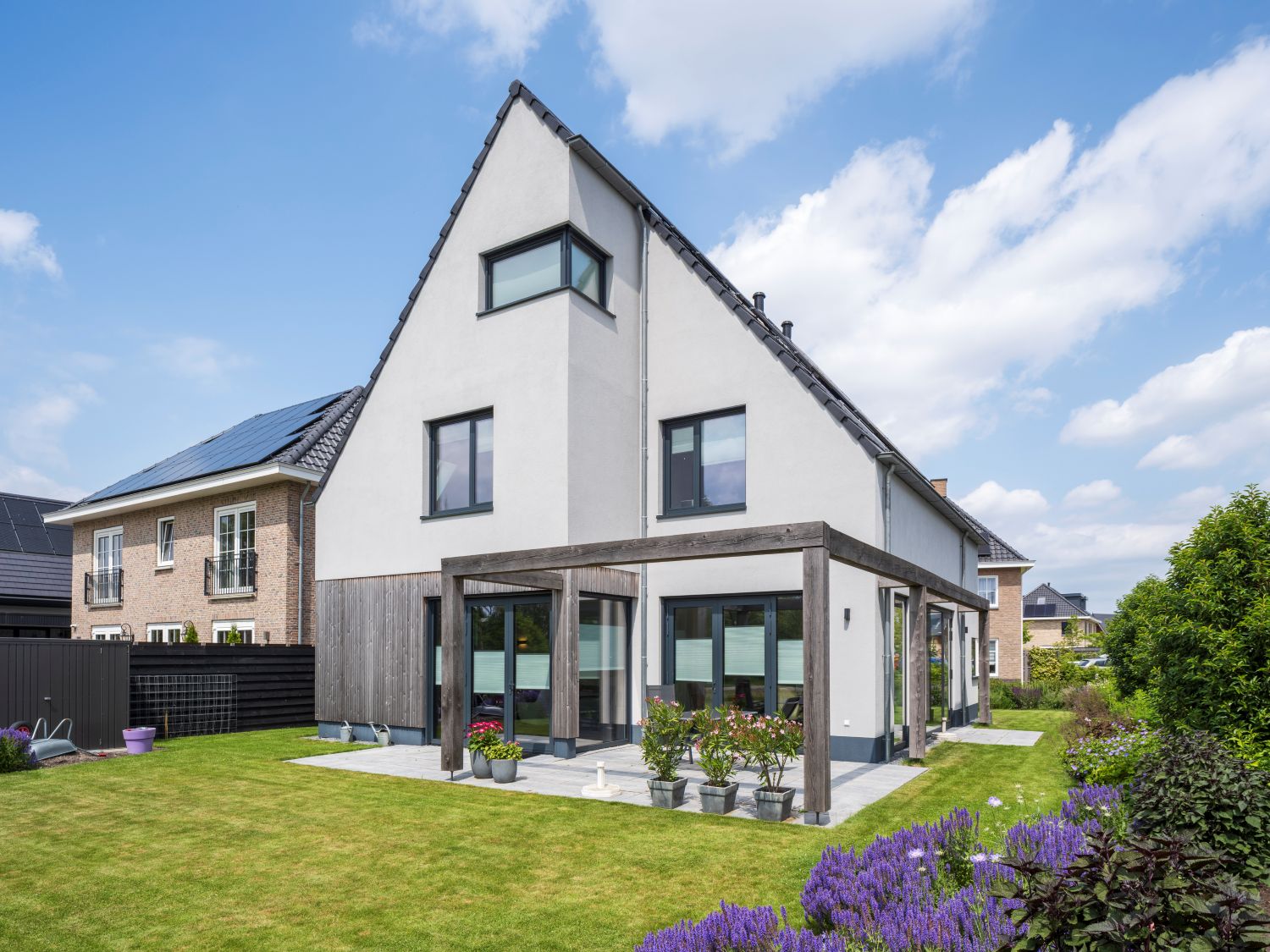 houtskeletbouw villa met tuin