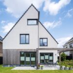 hsb villa met wit pleisterwerk tuinkant