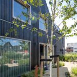 zwarte woning met raamwerken houtskeletbouw