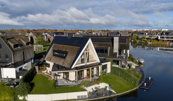 houtskeletbouw woning aan het water