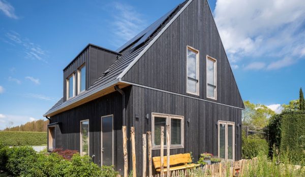 zwarte woning hsb